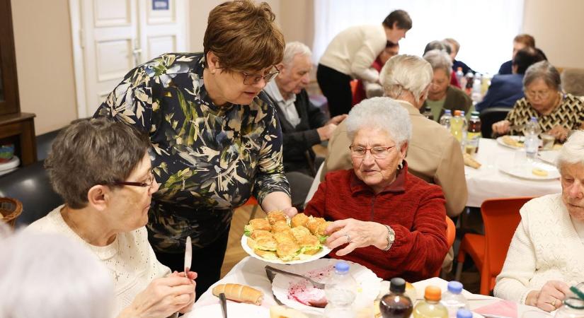 Mosolyt csalt az idősek arcára a bonyhádi húsvétváró (fotók!)