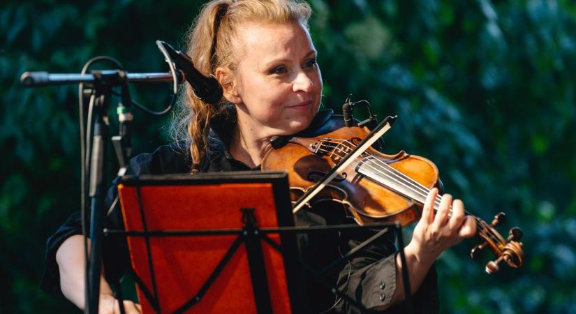 Szirtes Edina Mókus: Minden versnek megvan a maga zenéje