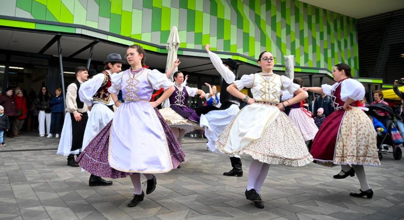 Néptánc, kézművesség és rendőrségi akció színesítette a győri délelőttöt - fotók, videó