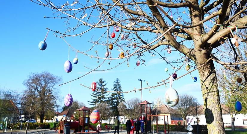 Ünnepi díszbe öltöztették a Közösségi teret Újszászon – galériával és videóval