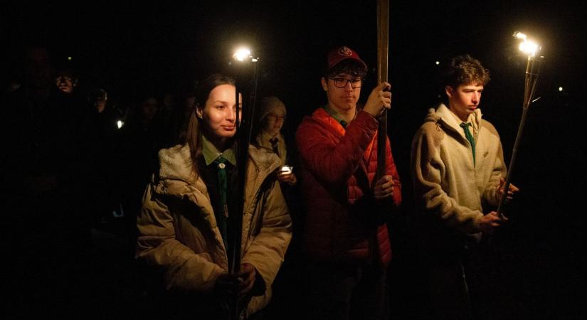 Fáklyákkal vonultak végig a hívek az arborétumban  fotók