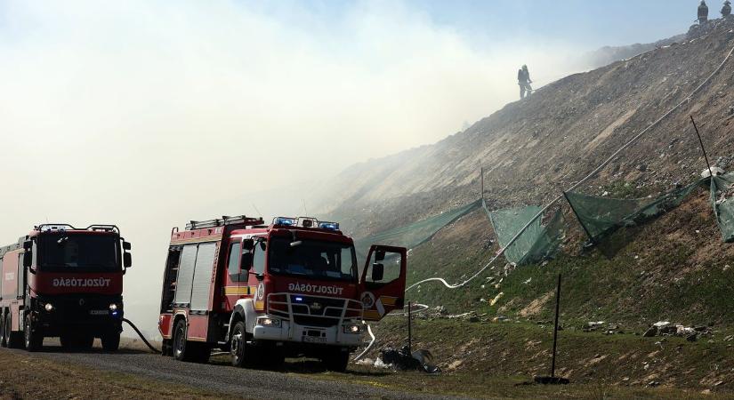 Több település tűzoltói fékezték meg a halasi szemétteleptüzet, felvételeket mutatjuk az oltást
