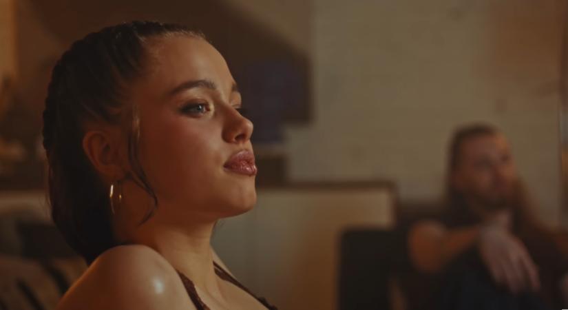 Angelina Jolie lánya egy videoklipben tűnik fel, megszólalásig hasonlít édesanyjára