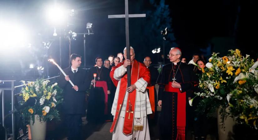 XIV. Leó pápa vitte a keresztet a nagypénteki körmenet teljes útvonalán