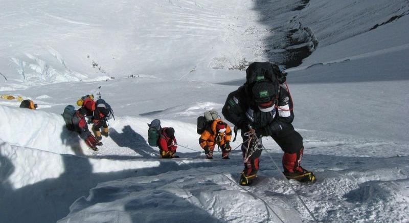 Szándékosan megmérgeztek a Mount Everest 300 hegymászóját