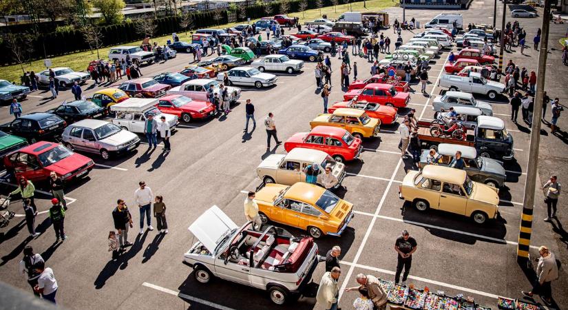 Ritkán látni ennyi boldog férfit egy helyen Miskolcon - Oldtimer Autós Fesztivált tartottak az Átrium Parkban - képekkel, videókkal