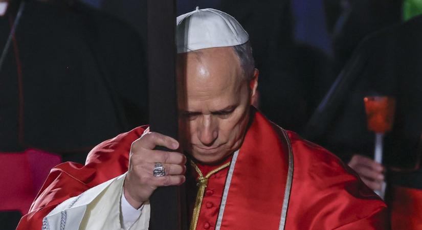 Tíz embert keresztel meg Leó pápa a Szent Péter-bazilikában