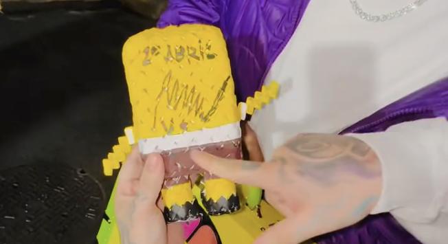 Nicolás Maduróval haverkodott a börtönben a rapper 6ix9ine, még a SpongyaBob-figuráját is aláíratta vele