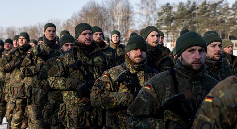 Január óta engedélyt kell kérniük a német hadköteles férfiaknak, ha hosszabb időre elhagynák az országot