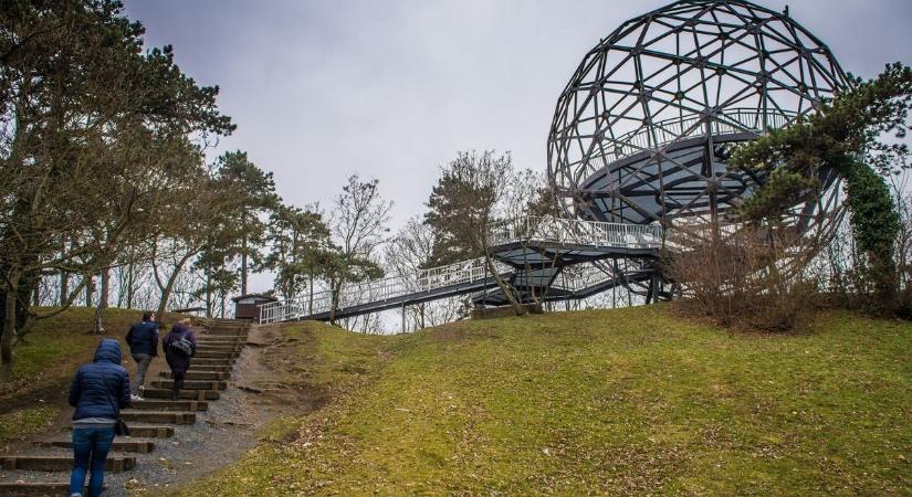 Hiába a 130 ezer látogató, az idén drágábban csodálhatjuk meg a balatoni panorámát a Gömbkilátóból