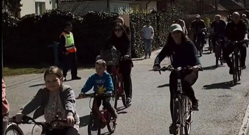 Két kerékre váltott a hajdú-bihari város, rengetegen tekertek együtt - videóval