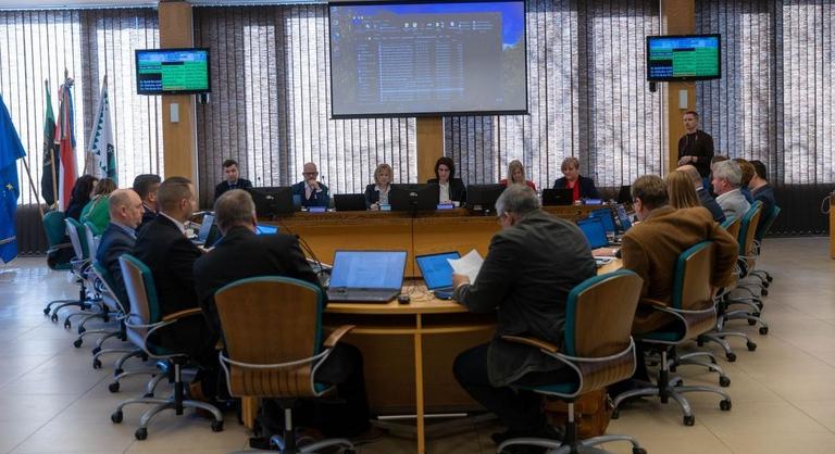 Politikai dilettantizmus vagy financiális harapófogó okozza, hogy Tatabányának megint nincs költségvetése?