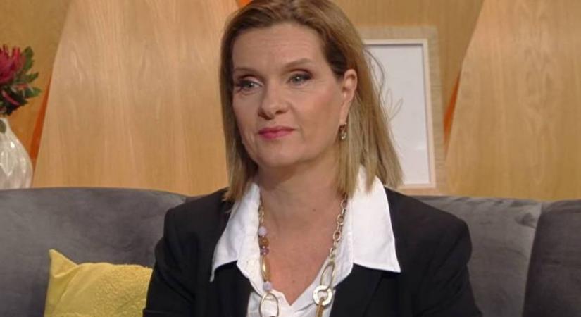 Janza Katát felnyírt rövid, vörös hajjal nem ismerni fel: mintha nem is ő lenne a képen