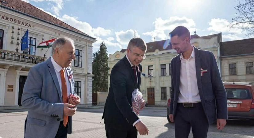 A 2010-es évek óta úgy kaphat fizetést a Sárvári Gyógyfürdőtől a polgármester ismerőse, hogy nem jár be dolgozni és nem ismerik őt ott