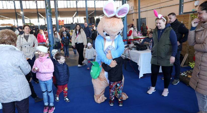 A Kaposvári Nagypiacon járt a húsvéti nyúl, csokit és téli fagyit is hozott