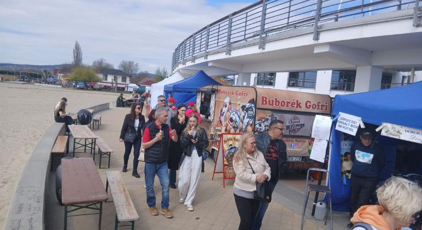 Lángos, kolbász és különleges mézek – húsvéti gasztrohangulat Velencén