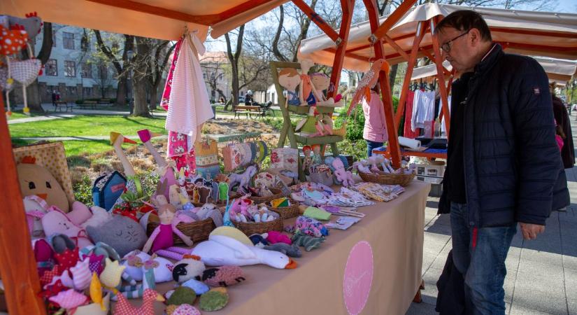 Nyuszik, kézműves csodák és ínycsiklandó finomságok lepték el a kecskeméti főteret  fotók