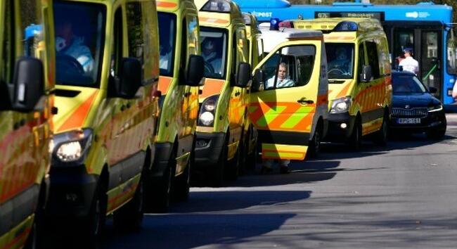 Új elektromos mentőautókat állított szolgálatba az OMSZ