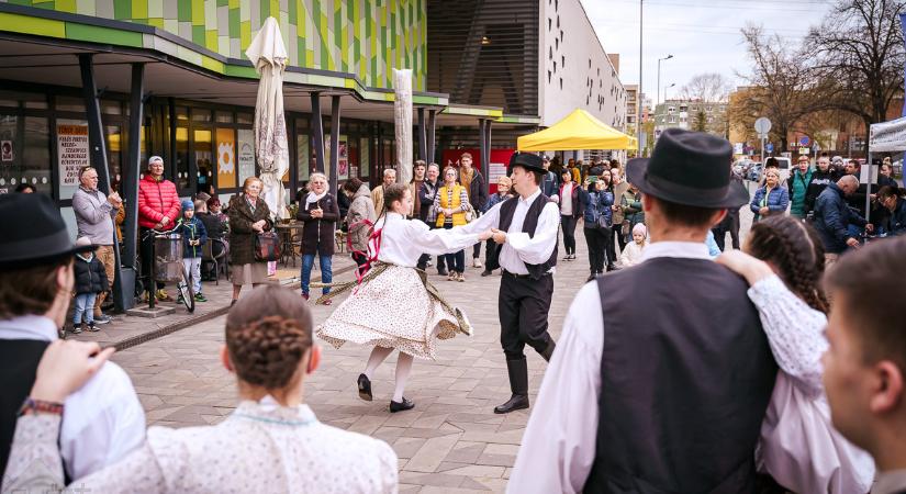 Húsvéti nyüzsgés a Vásárcsarnok előtt
