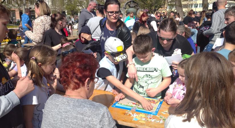 Vidám és játékos programokkal várták a családokat a Kossuth téren