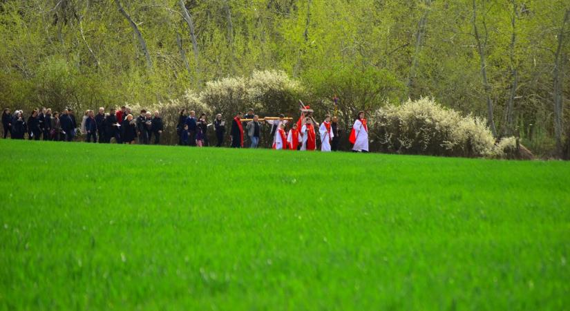 Élő keresztút – így elevenítették fel a passiót Ecséden  Fotók