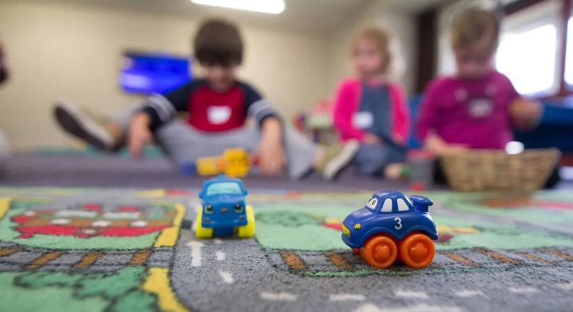 „A lábával szorította le a kisbabámat!” – bölcsődében lelte halálát a tündéri 14 hónapos kisfiú