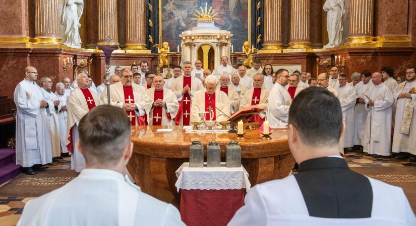 Gyógyítás és szolgálat forrása: az olajszentelés csendes ereje Székesfehérváron (galéria)