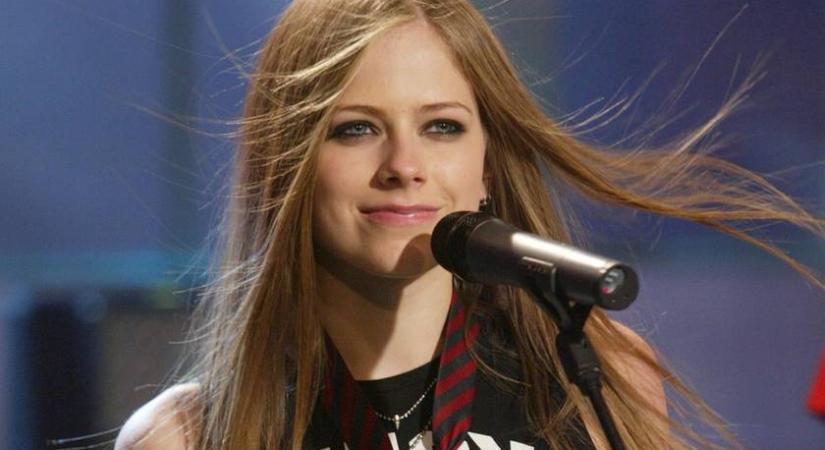 Avril Lavigne a 2000-es évek karcsú énekesnője volt: 41 éves korában pluszkilókkal hódít