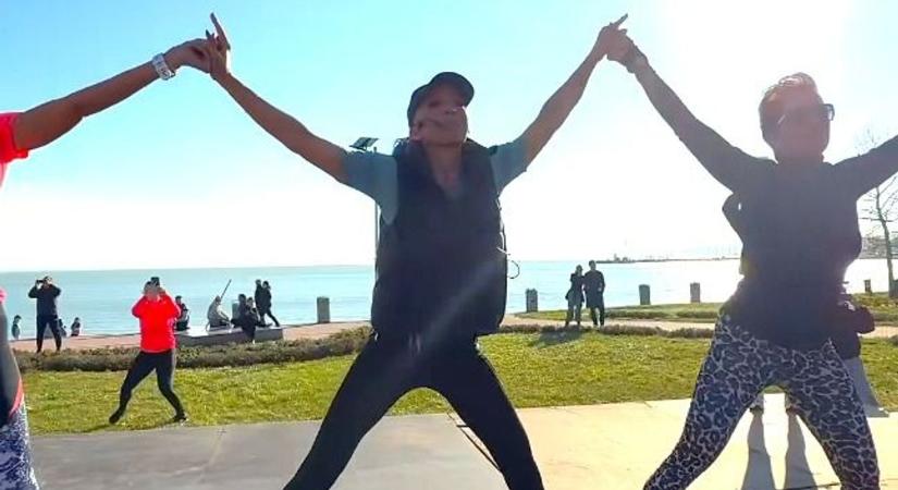 Súlyos betegséggel küzd, mégis színpadra állt – Balatonkenesén bizonyított Rubint Réka (videó!)