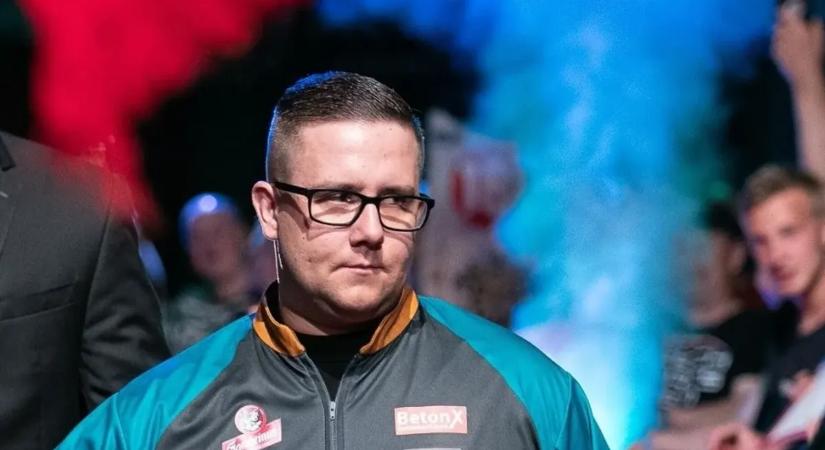 Történelmi győzelmet aratott a magyar dartsjátékos – videó