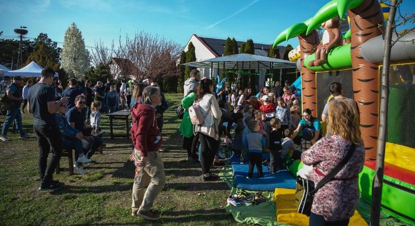 Mi ez a fesztiválméretű tömeg?! Akkora húsvéti buli volt Mikepércsen, megtelt a főtér – fotókkal, videóval