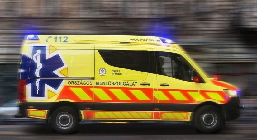 Baleset Hajdúszoboszlón – villanyoszlop is megsérült, mentő a helyszínen