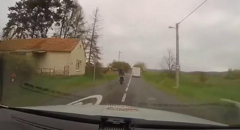 Videó: részegen menekült a motoros a rendőrök elől