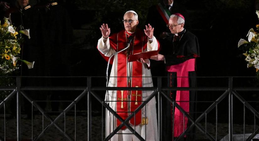 Visszatérnek a harangok: tíz felnőttet keresztel meg XIV. Leó pápa a húsvéti vigílián