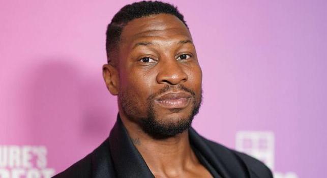 Kiszivárgott a videó, amin Jonathan Majors egy akciójelenet közben kiesik az ablakon