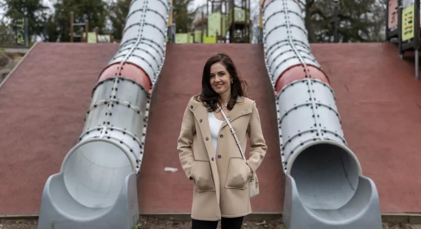 „Ott állt fölöttem az orvos, és annyit mondott, hogy akkor ő metszene. Szakmai okot nem osztott meg velem, csak csinálta”