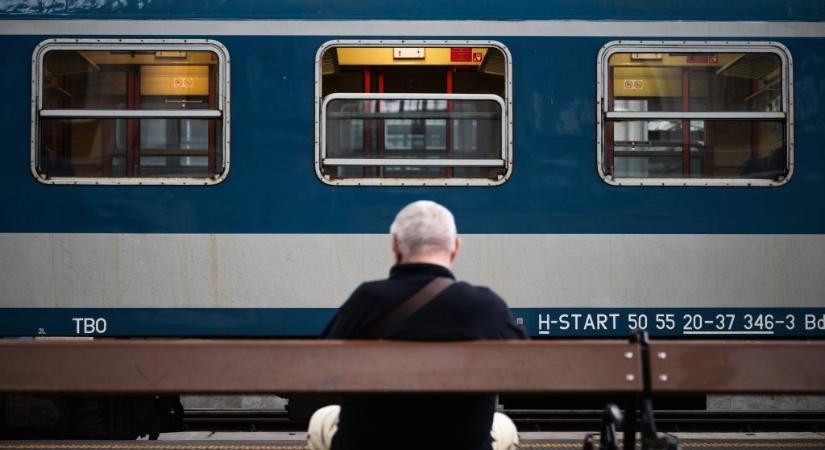 Leszállították a MÁV pótlóbuszáról az utasokat a szerb határon, onnan gyalogolniuk kellett