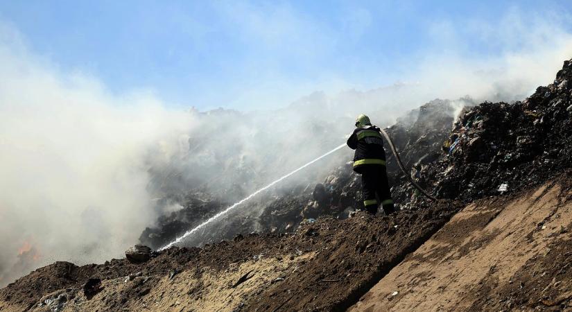 Halálos baleset és szemétteleptűz miatt is riasztották a tűzoltókat