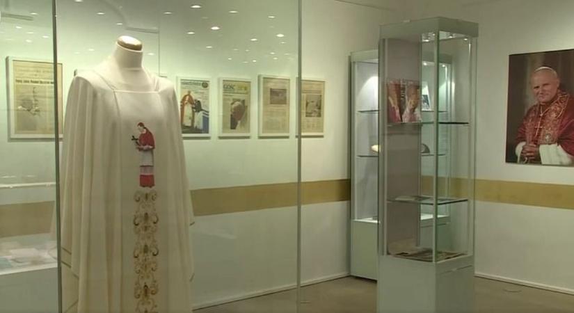 Kiállítás nyílt Szent II. János Pál pápa különleges életéről Székesfehérváron