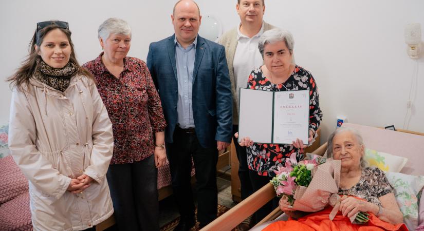 Ágyban fekvő nénit köszöntöttek fel a debreceni önkormányzat nevében
