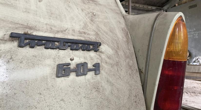 Magára hagyott Trabant került elő egy poros műhelyből