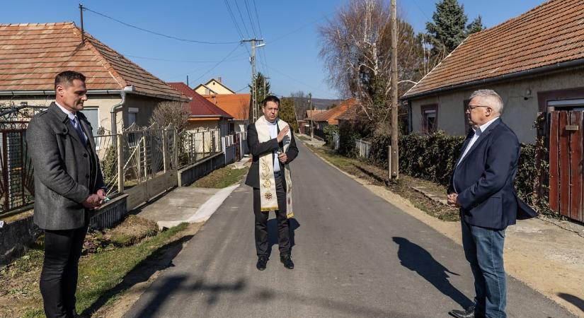 Megszüntették az eljárást a fideszes Szabó Zsolt állítólagos offshore-ügyében