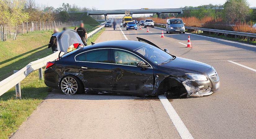 Hajszálon múlt a tragédia az M5-ösön, a szalagkorlát állította meg az autót – fotókon a baleset helyszíne