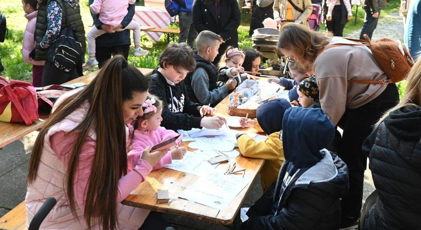 Bohóc is szórakoztatta a gyerekeket a művésztelep húsvéti rendezvényén – galériával