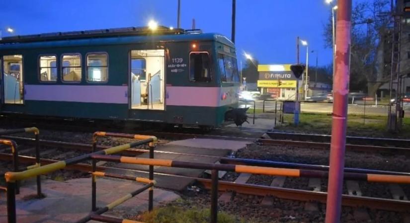 Felfoghatatlan hírt kaptunk: meghalt az a 14 éves fiú, akit még hétfőn ütött el a HÉV, miközben fülhallgatóban nyomkodta a telefonját