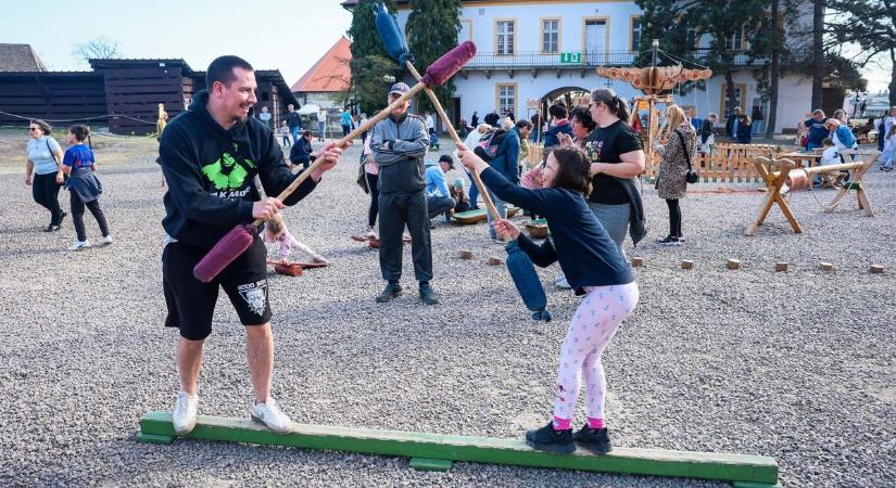 Íjjászok, fegyverek, játékok és kézművesek – így telik a húsvét az Egri várban  Fotók