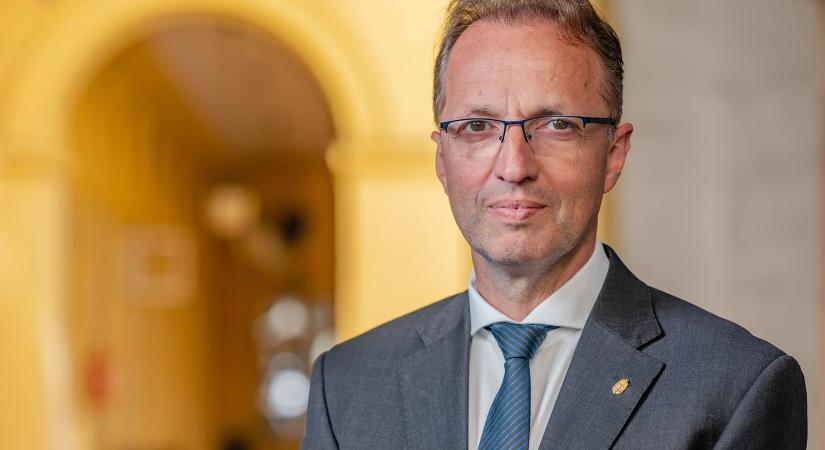 Carlos a csivava és a Jobbos nagyik - kétharmados többségben a kamuprofilok Tarnai Richárd követői között