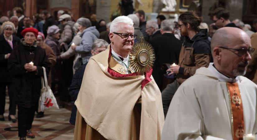 Elképesztő ünnepi pillanatok Székesfehérváron: így zajlott a húsvéti feltámadási szentmise (galéria)