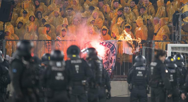 Káosz Drezdában: pirotechnikát dobáltak a pályára betörő szurkolók, a rendőrök kergették vissza őket a hazai szektorba