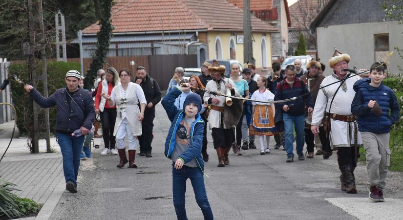 Minden zajkeltő eszközt bevetettek, hogy elűzzék a gonosz szellemeket a városból – galériával, videóval